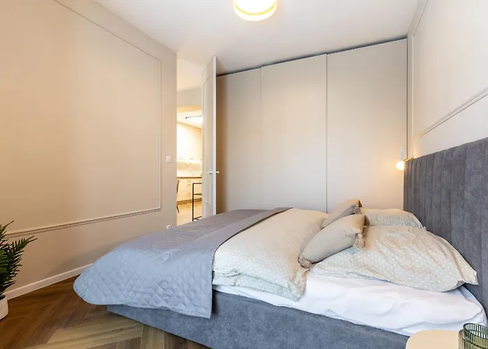 Ah Luxury Designer Aparment Bastova קושיצה